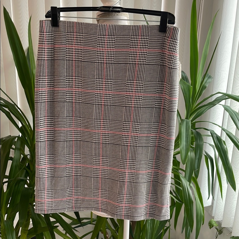 Nine WEST Plaid Women's Skirt - Black, White, Pink size 4 excellent condition